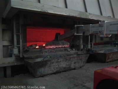 伸縮臂式扒渣機(jī)與扒渣車在熔鋁爐應(yīng)用中的定制生產(chǎn)與招標(biāo)要點(diǎn)